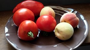 tomates et pêches de vigne